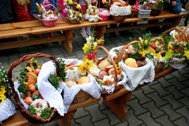 Lehçe kırsal kesimde gıda ile geleneksel Paskalya sepeti