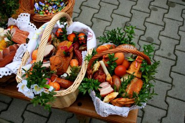 Lehçe kırsal kesimde gıda ile geleneksel Paskalya sepeti