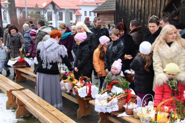 nimet gıda sepeti Kilisesi Paskalya (Polonya kırsal).