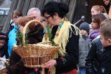 nimet gıda sepeti Kilisesi Paskalya (Polonya kırsal).
