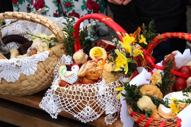 Lehçe kırsal kesimde gıda ile geleneksel Paskalya sepeti