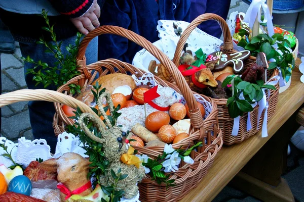 Lehçe kırsal kesimde gıda ile geleneksel Paskalya sepeti