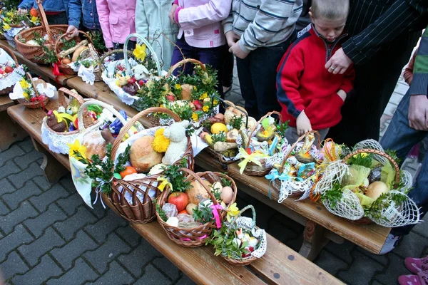 Segnung von Lebensmittelkörben in der Kirche zu Ostern). — Stockfoto