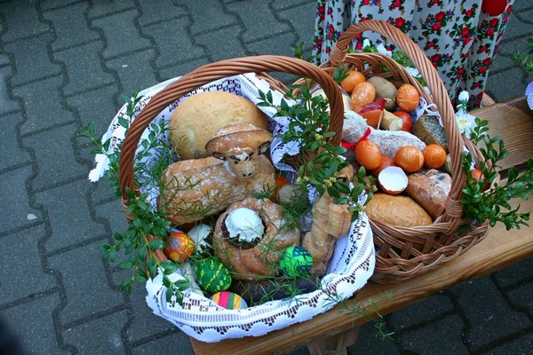 Lehçe kırsal kesimde gıda ile geleneksel Paskalya sepeti