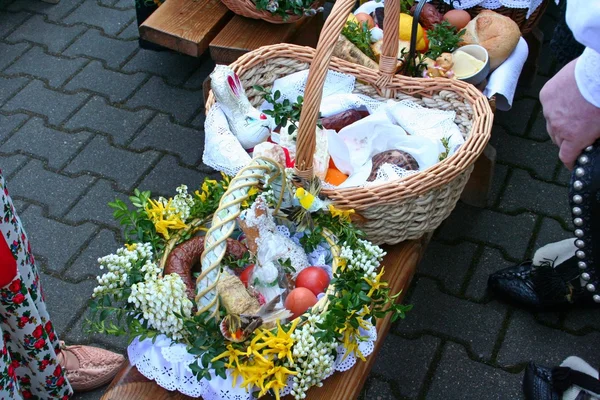 Traditioneller Osterkorb mit Lebensmitteln in der polnischen Landschaft — Stockfoto