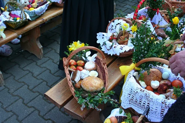 Tradiční velikonoční košík s jídlem v polském venkově — Stock fotografie