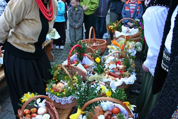 Błogosławieństwo kosze żywności w kościele na Wielkanoc (polskiej wsi). — Zdjęcie stockowe