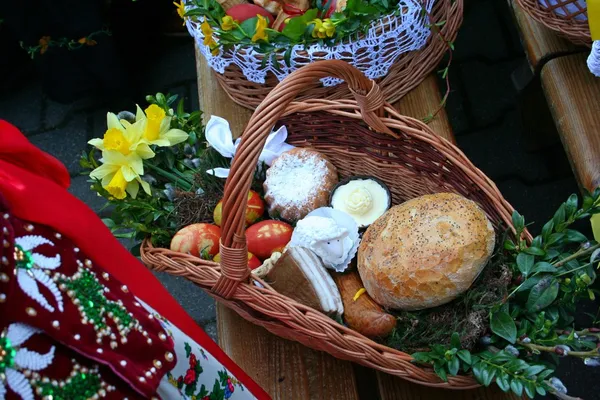 Cesta de Páscoa tradicional com comida no campo polonês — Fotografia de Stock
