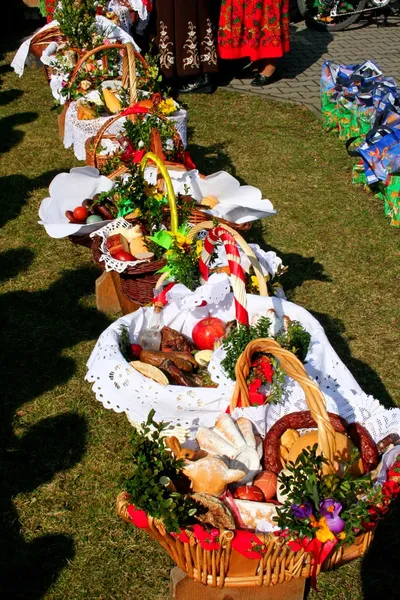 Lehçe kırsal kesimde gıda ile geleneksel Paskalya sepeti