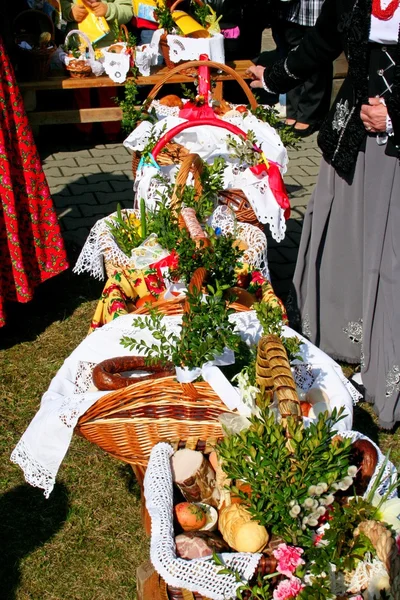 Cesta de Pascua tradicional con comida en el campo polaco — Foto de Stock