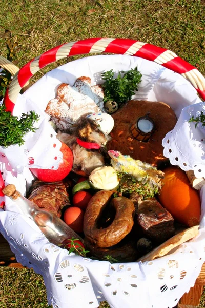 Cesta de Pascua tradicional con comida en el campo polaco —  Fotos de Stock