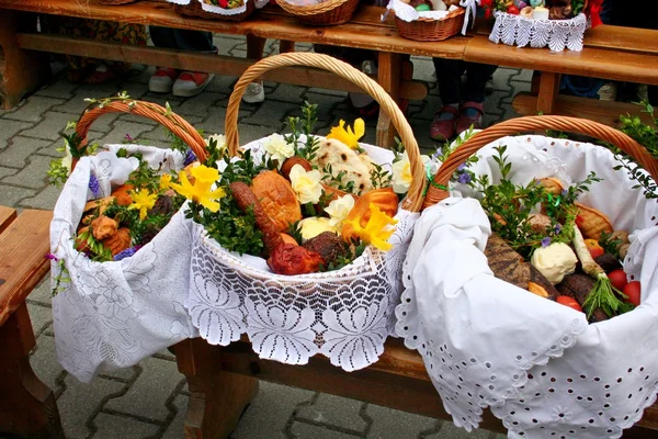 Traditioneller Osterkorb mit Lebensmitteln in der polnischen Landschaft — Stockfoto