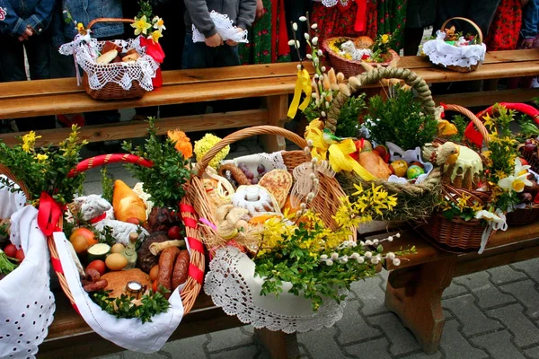 Cesta de Pascua tradicional con comida en el campo polaco —  Fotos de Stock