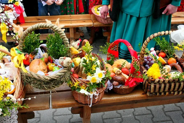 Tradiční velikonoční košík s jídlem v polském venkově — Stock fotografie