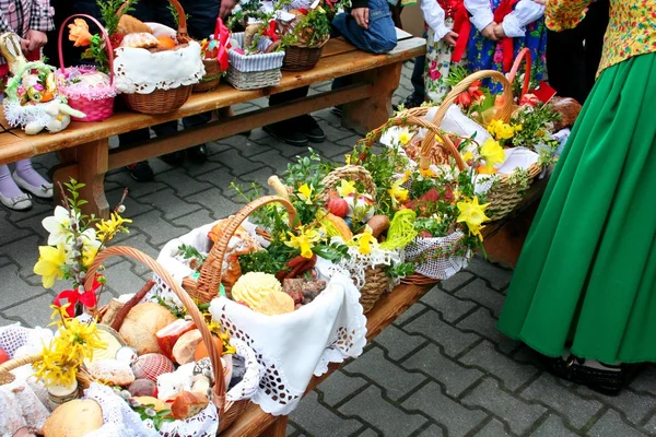 Lehçe kırsal kesimde gıda ile geleneksel Paskalya sepeti