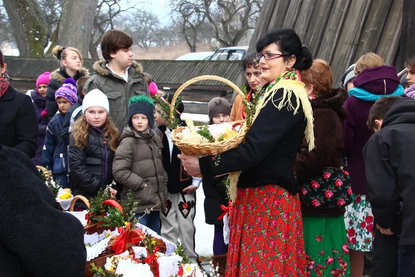 Välsignelse av matkorgar till kyrkan på påsk (polska landsbygden). — Stockfoto