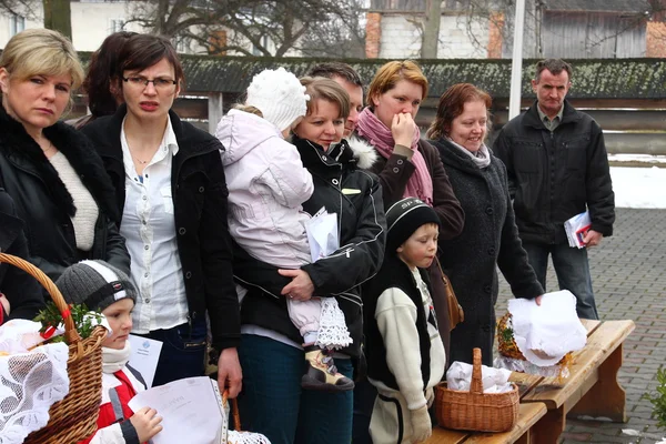 Benedizione di cestini di cibo nella chiesa a Pasqua (campagna polacca ). — Foto Stock