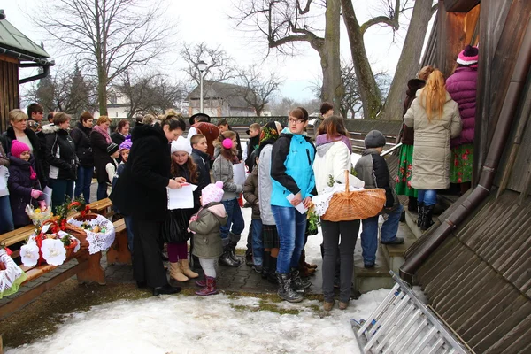 Zegen van voedsel manden in de kerk op Pasen (Pools platteland). — Stockfoto