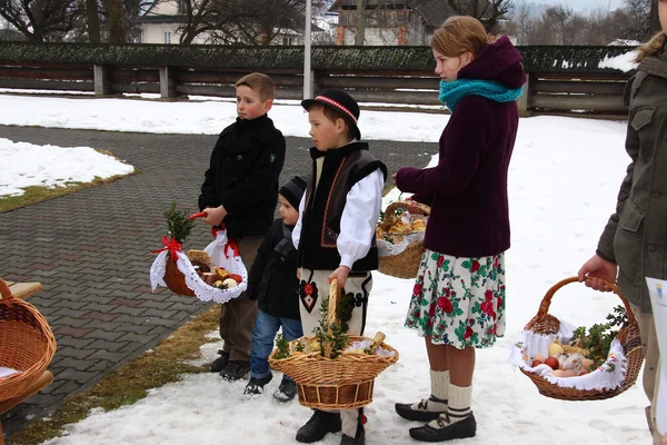 Zegen van voedsel manden in de kerk op Pasen (Pools platteland). — Stockfoto