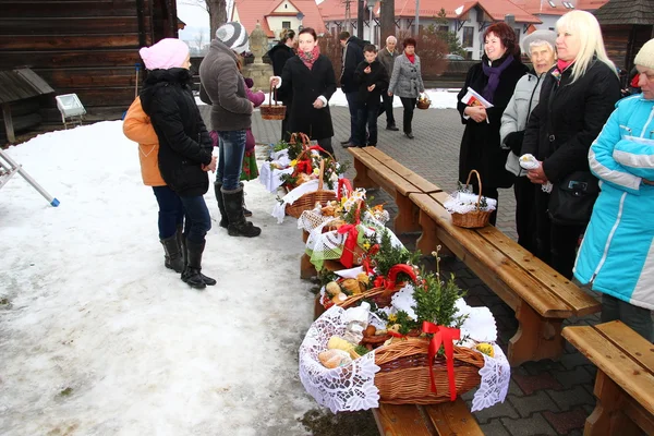 Välsignelse av matkorgar till kyrkan på påsk (polska landsbygden). — Stockfoto
