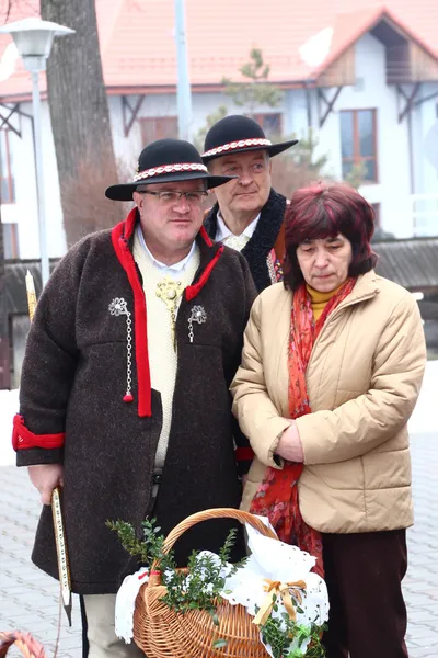 Velsignelse af madkurve i kirken på påske (polsk landskab ). - Stock-foto