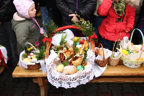 Blessing of food baskets at the church on easter (polish countryside). — Stock Photo, Image
