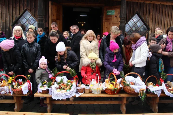 Bendición de cestas de comida en la iglesia en Pascua (campo polaco ). — Foto de Stock