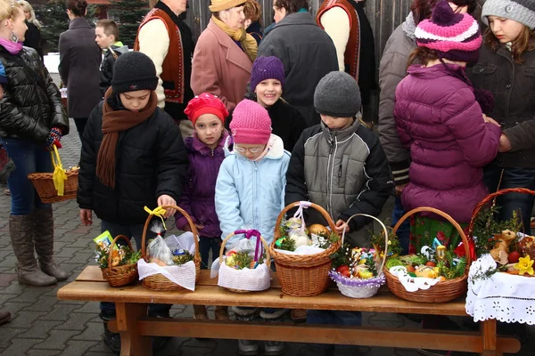 在教堂的食品篮复活节 （波兰农村的祝福). — 图库照片