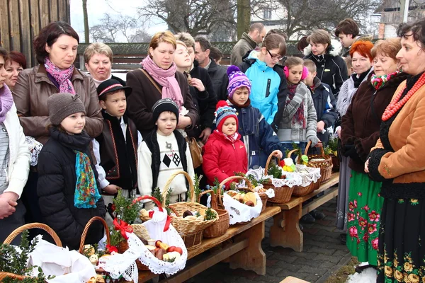 Benedizione di cestini di cibo nella chiesa a Pasqua (campagna polacca ). — Foto Stock