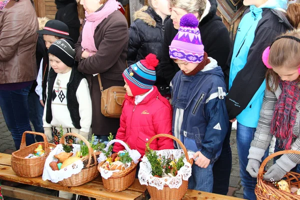 Benedizione di cestini di cibo nella chiesa a Pasqua (campagna polacca ). — Foto Stock