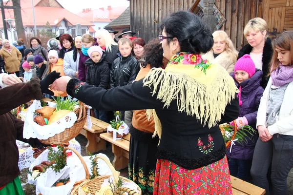 Bendición de cestas de comida en la iglesia en Pascua (campo polaco ). — Foto de Stock