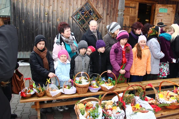 Blessing of food baskets at the church on easter (polish countryside). — Stock Photo, Image