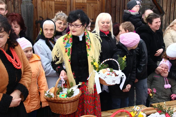 Požehnání potravinové koše v kostele na velikonoční (polský venkov). — Stock fotografie