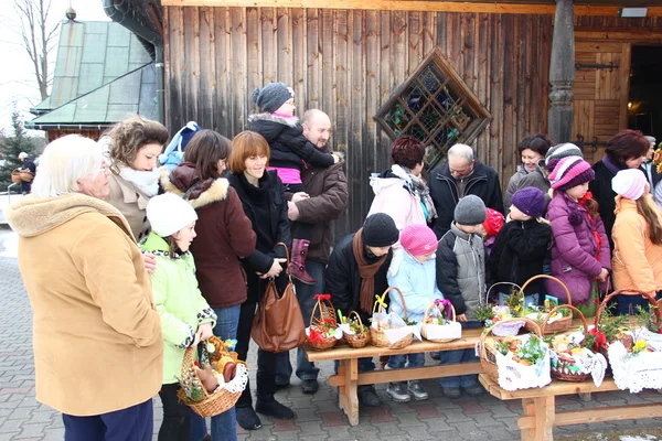 Nimet gıda sepeti Kilisesi Paskalya (Polonya kırsal). — Stok fotoğraf