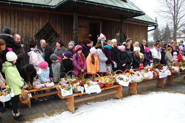 Nimet gıda sepeti Kilisesi Paskalya (Polonya kırsal). — Stok fotoğraf