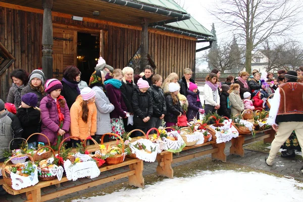 Benedizione di cestini di cibo nella chiesa a Pasqua (campagna polacca ). — Foto Stock