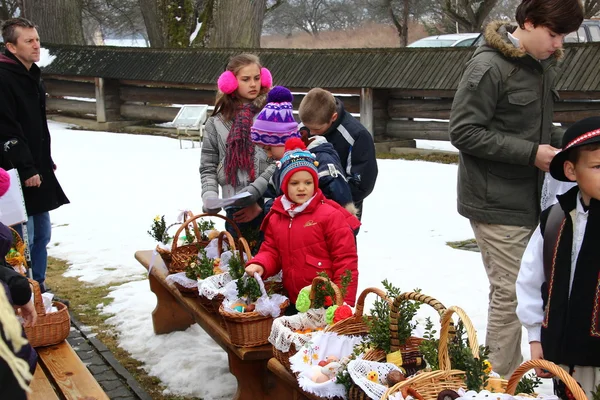 Požehnání potravinové koše v kostele na velikonoční (polský venkov). — Stock fotografie