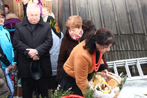 Zegen van voedsel manden in de kerk op Pasen (Pools platteland). — Stockfoto