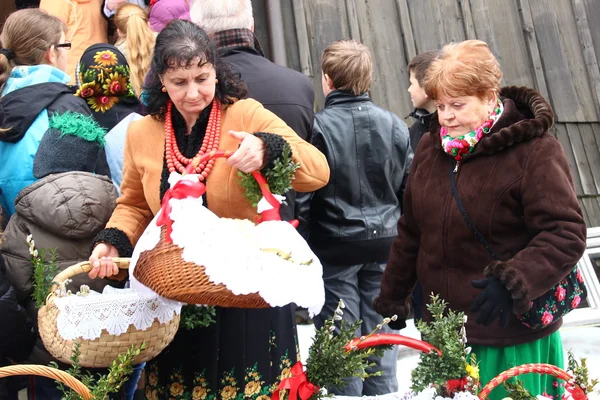 Blessing of food baskets at the church on easter (polish countryside). — Stock Photo, Image