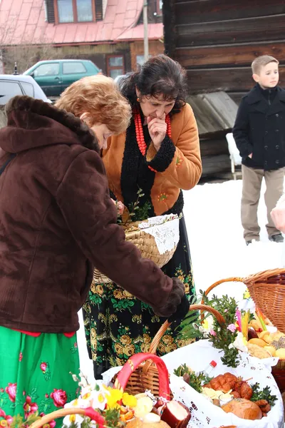 Požehnání potravinové koše v kostele na velikonoční (polský venkov). — Stock fotografie