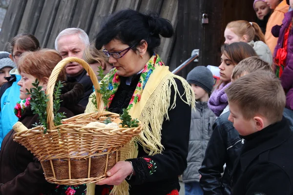 Bendición de cestas de comida en la iglesia en Pascua (campo polaco ). — Foto de Stock