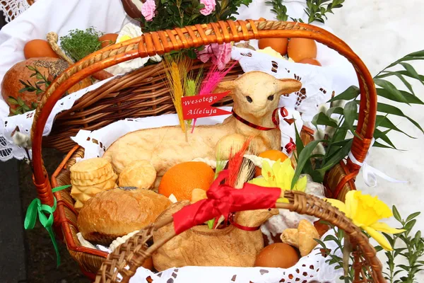 Traditional Easter basket with food in Polish countryside — Stock Photo, Image