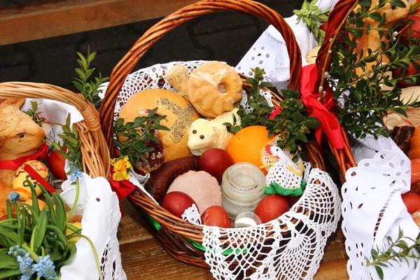 波兰农村食品与传统复活节篮子 — 图库照片