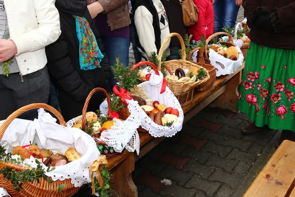 Cesta de Pascua tradicional con comida en el campo polaco — Foto de Stock