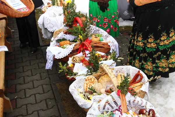 Cesto tradizionale pasquale con cibo nella campagna polacca — Foto Stock