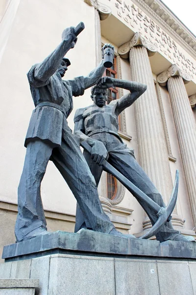 Bronzové sochy na univerzitě vědy a techniky v Krakově, Polsko — Stock fotografie