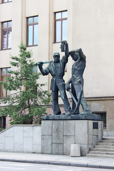 Bronzen beelden in Universiteit van wetenschap en technologie in Krakau, Polen — Stockfoto