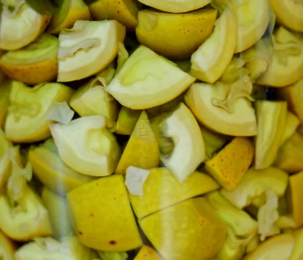 Verde fresco, noci giovani e bottiglia di liquore fatto in casa preso come rimedio per mal di stomaco — Foto Stock