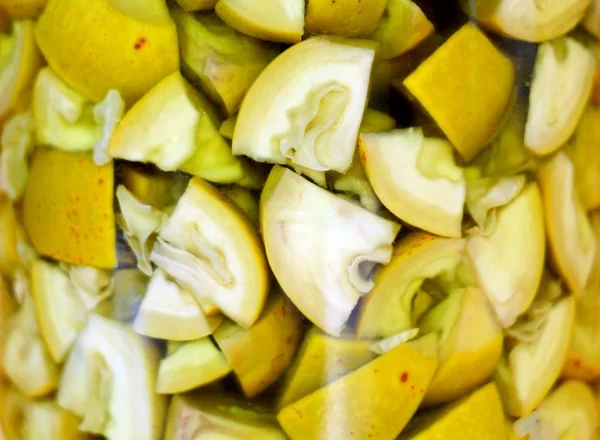 Färska gröna, unga valnötter och flaska hemgjord likör som botemedel mot magont — Stockfoto
