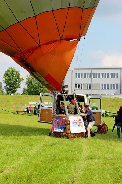 热气球充气发射-航展克拉科夫 2013 — 图库照片